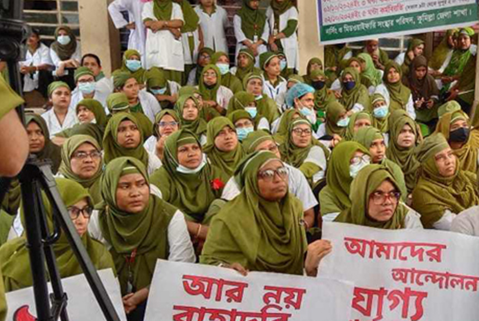 চট্টগ্রামে কর্মকর্তাদের অপসারণ দাবিতে নার্সদের কর্মবিরতি