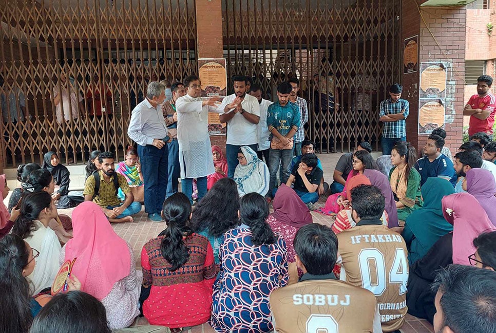 একাডেমিক ভবনসহ ৫ দাবিতে জাবিতে প্রশাসনিক ভবনে শিক্ষার্থীদের তালা