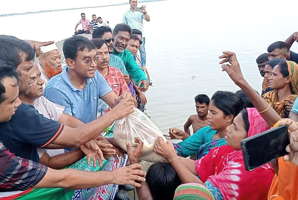 বানভাসি মানুষের পাশে গাইবান্ধা জেলা বিএনপি