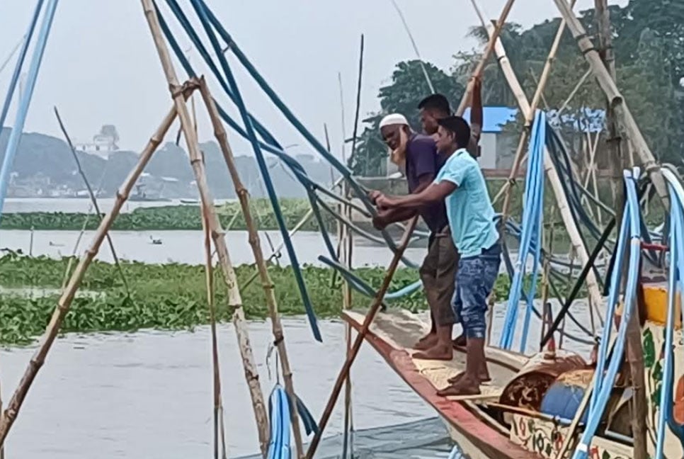 ব্রাহ্মণবাড়িয়ায় নদীতে অভিযান চালিয়ে অবৈধ গ্যাস সংযোগ বিচ্ছিন্ন