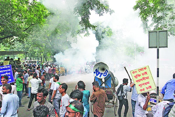 চাকরি ৩৫ প্রত্যাশীদের ছত্রভঙ্গে টিয়ার শেল