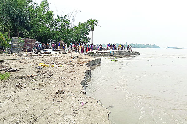 বসতভিটা জমি সবই নদীতে