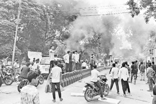 মহানন্দা সেতুর টোলঘরে ভাঙচুর, অগ্নিসংযোগ