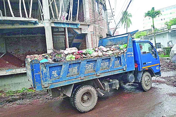 ময়লা অপসারণে খোলা ট্রাক