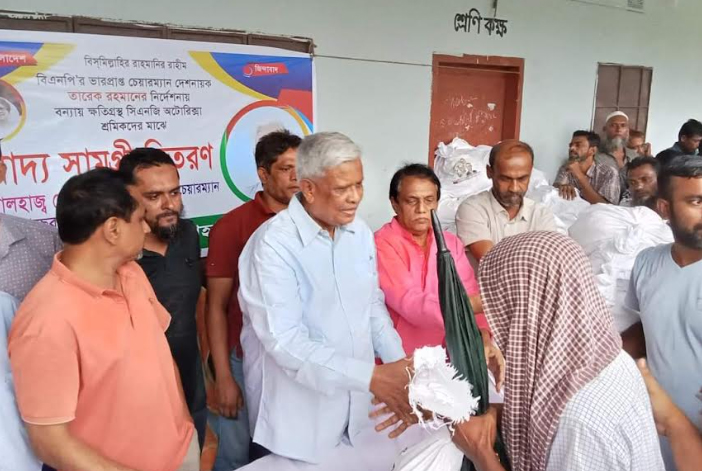 নোয়াখালীতে বন্যায় ক্ষতিগ্রস্তদের মাঝে খাদ্য সামগ্রী বিতরণ