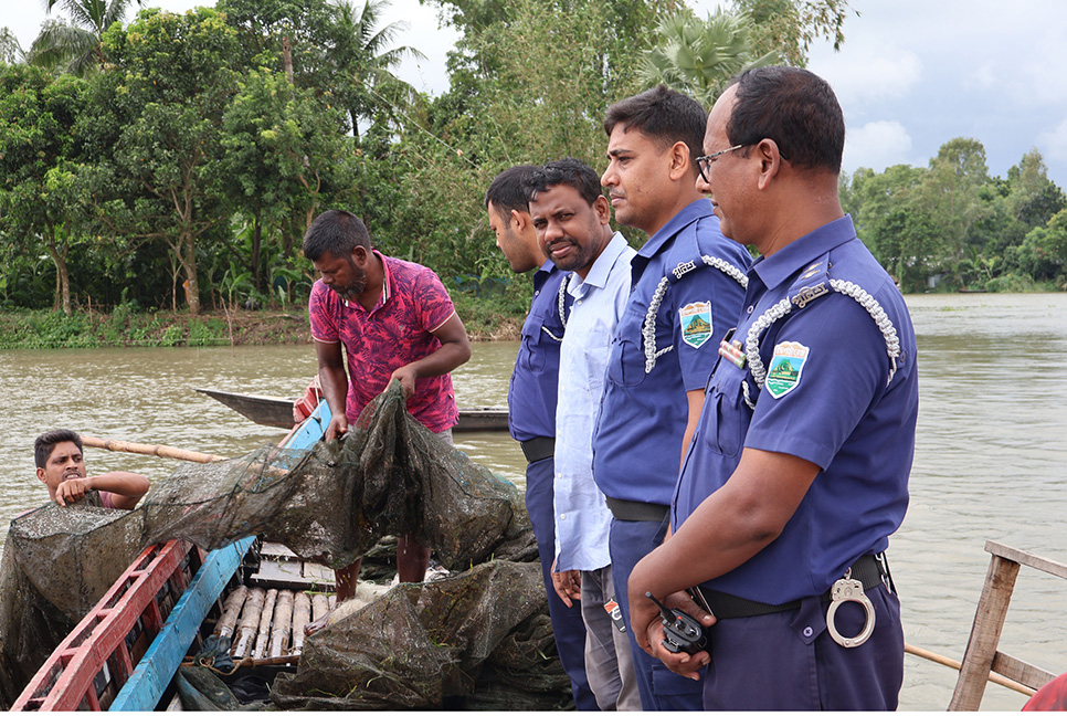 চলনবিলে পাঁচ লাখ টাকা মূল্যের নিষিদ্ধ চায়না জাল অপসারণ