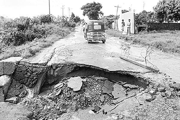 সড়ক ধসে যান চলাচল বন্ধ