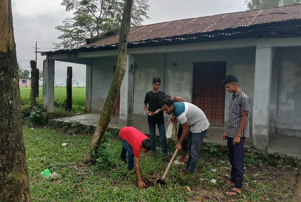 ক্ষেতলালে পরিবেশের ভারসাম্য রক্ষা ও বজ্রপাত নিরোধে তালবীজ রোপণ কর্মসূচি 