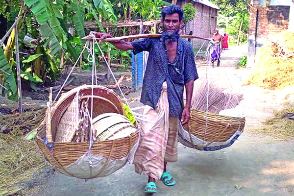 বাঁশের তৈরি পণ্য বিক্রি করে চলে তাঁদের সংসার