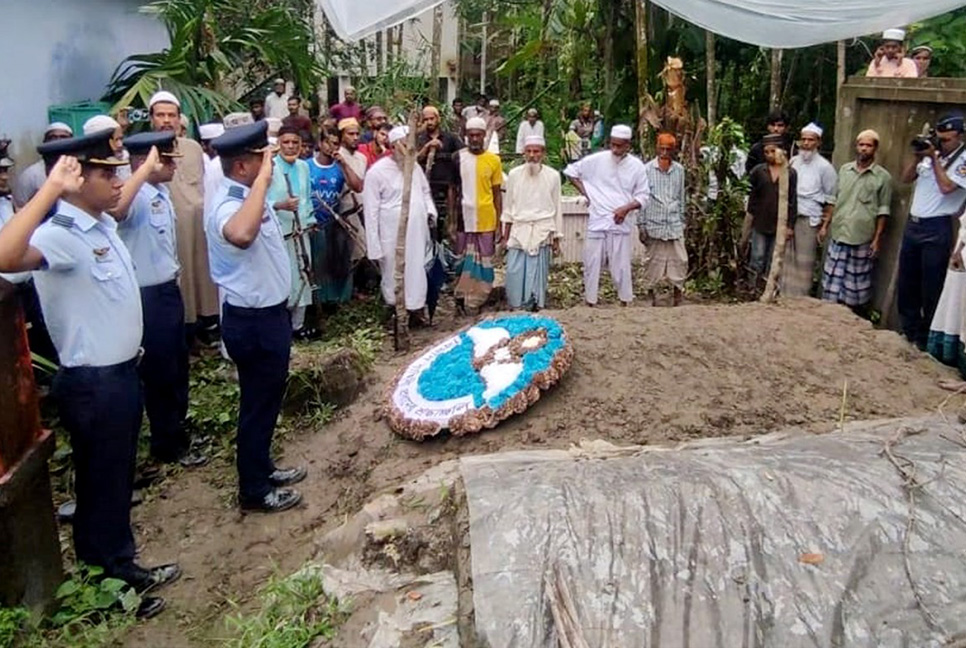 রাষ্ট্রীয় মর্যাদায় স্কোয়াড্রন লীডার মো. সাইফুল মনিরের দাফন সম্পন্ন