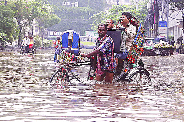 টানা বৃষ্টিতে ডুবল ঢাকার অলিগলি রাজপথ