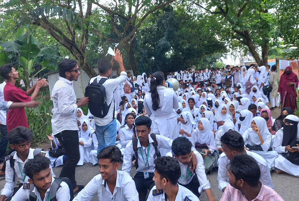 কালিয়াকৈর ডিগ্রি কলেজের শিক্ষার্থীদের বিক্ষোভ ও অবরোধ 