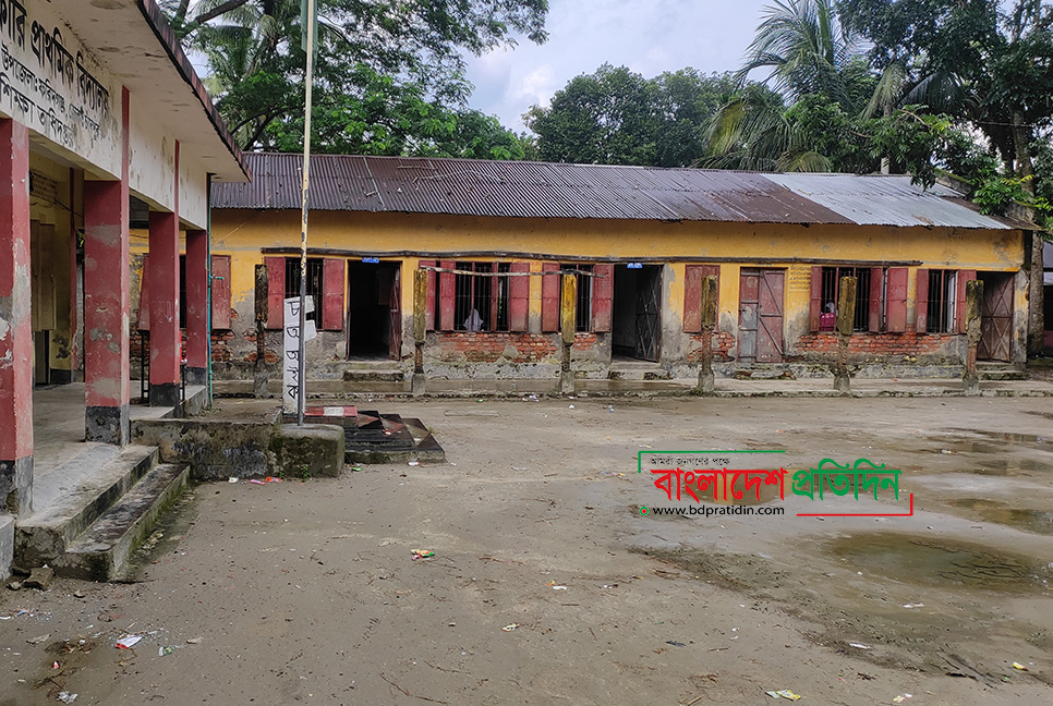 চাঁদপুরে জরাজীর্ণ ভবনে শিক্ষা কার্যক্রম, শিক্ষক সংকট