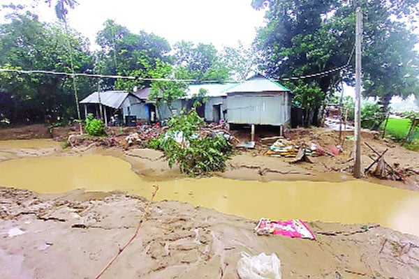 পানি কমছে, ফুটে উঠছে বন্যার ক্ষত