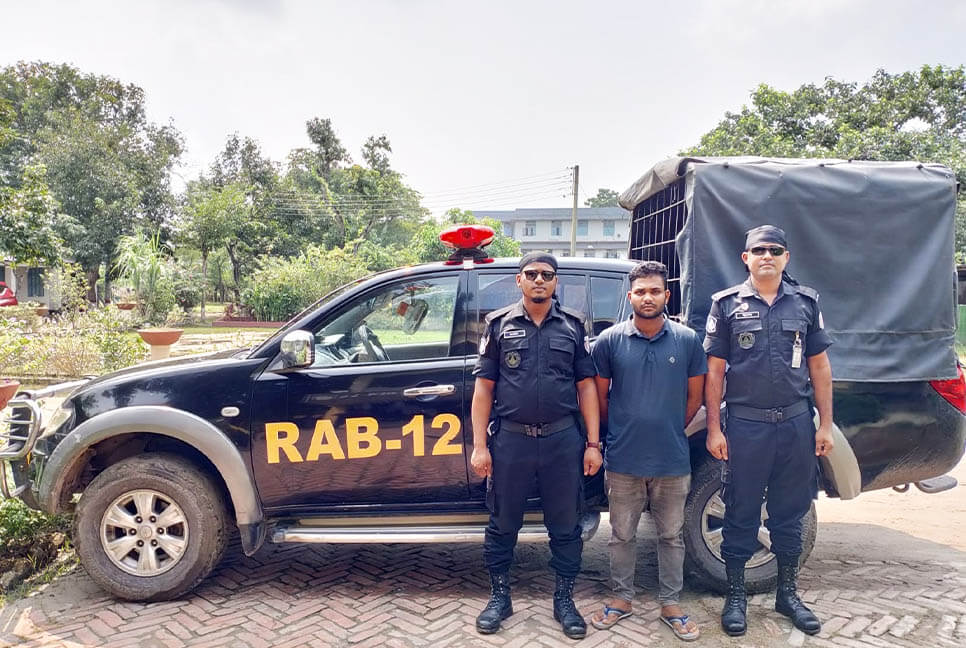 ৫ কিশোরীকে চাপা দেওয়া সেই চালক অবশেষে গ্রেফতার