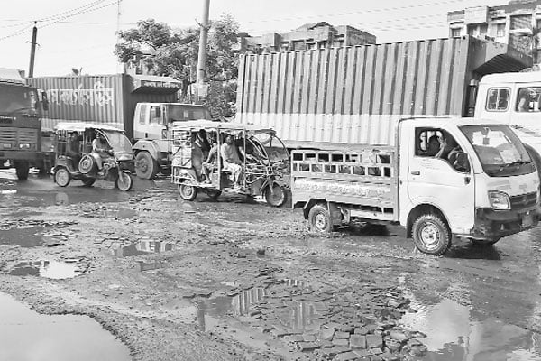 পুরাতন সড়কজুড়েই মৃত্যুফাঁদ