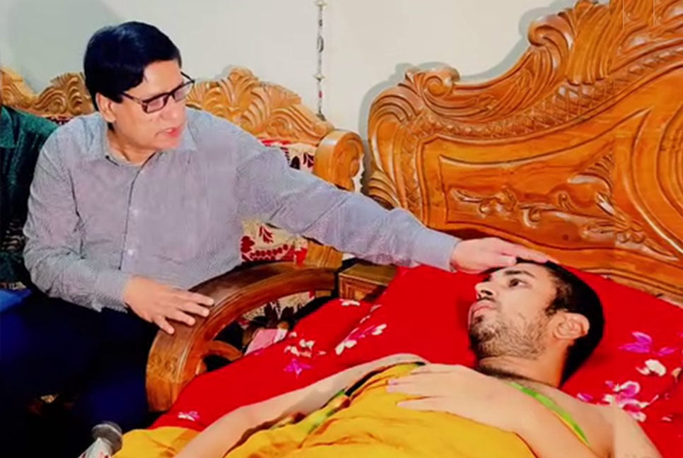 ছাত্র-জনতার আন্দোলনে গুলিবিদ্ধ রাব্বির পাশে নবীউল্লাহ নবী