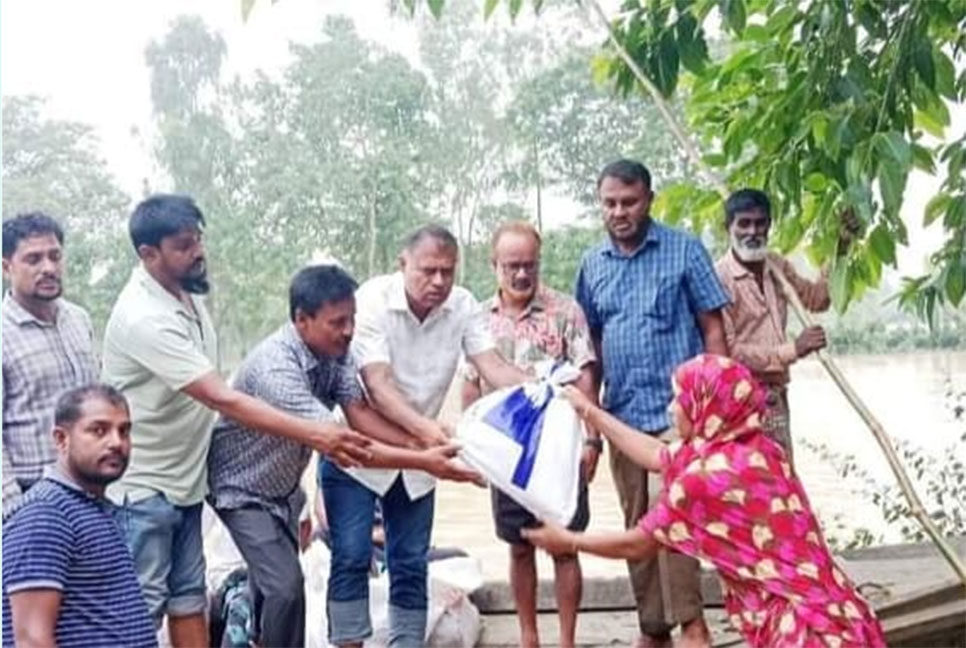 ফুলপুরে বানভাসি মানুষের মাঝে বিএনপির ত্রাণ বিতরণ