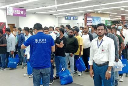 লিবিয়া থেকে দেশে ফিরলেন ১৫০ বাংলাদেশি