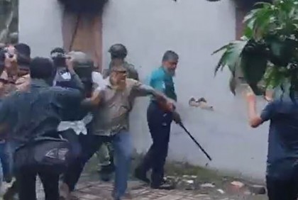 ডাবলু সরকারকে আদালতে তোলার সময় ডিম, ইটপাটকেল নিক্ষেপ