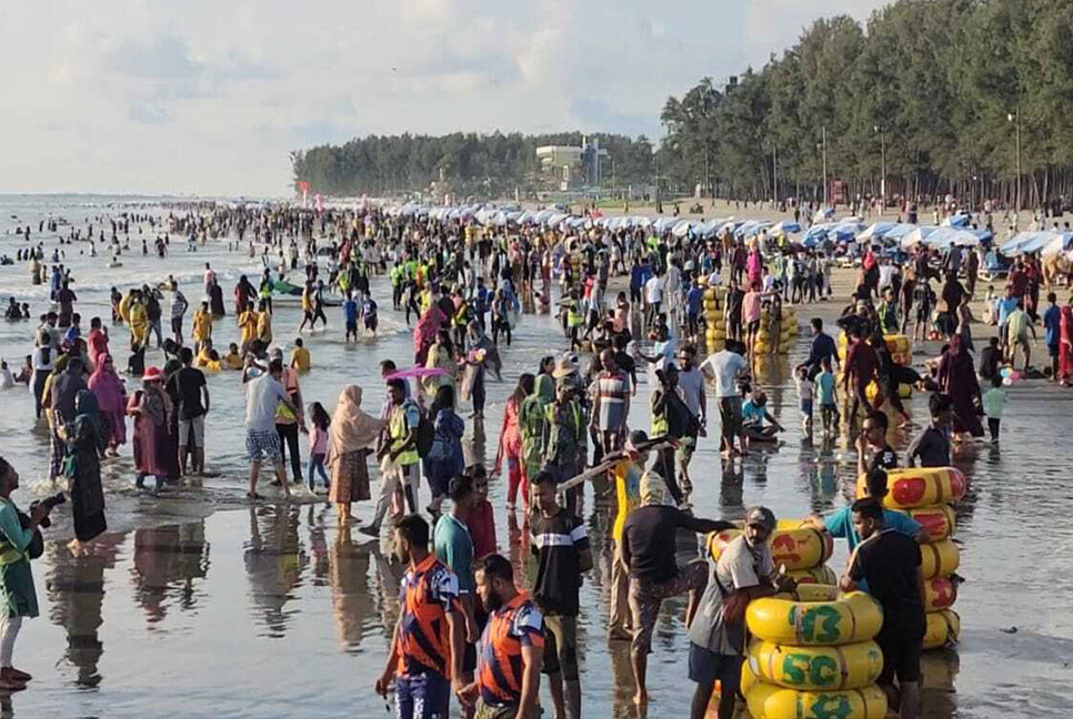 টানা ছুটিতে কক্সবাজারে পর্যটকদের ভিড়, ৫০০ কোটি টাকার ব্যবসার প্রত্যাশা