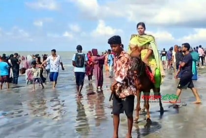 পূজার ছুটিতে কুয়াকাটায় উপচে পড়া ভিড়