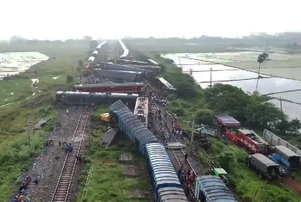 ভারতে পণ্যবাহী ট্রেনে যাত্রীবাহী ট্রেনের ধাক্কা, ছিন্নভিন্ন বগি 