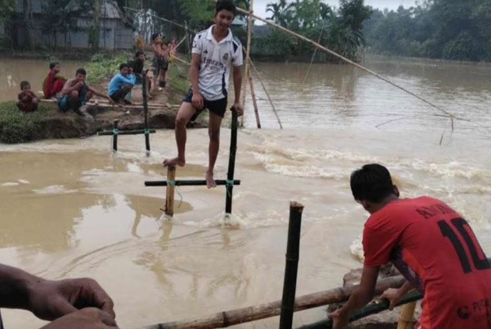 ফুলপুরে বন্যা কবলিত এলাকায় ছাত্র জমিয়তের উদ্যোগে বাঁশের সেতু নির্মাণ 