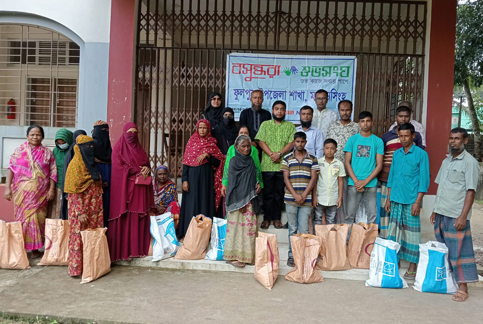 ফুলপুরে বন্যার্তদের মাঝে খাদ্যসামগ্রী বিতরণ বসুন্ধরা শুভসংঘের