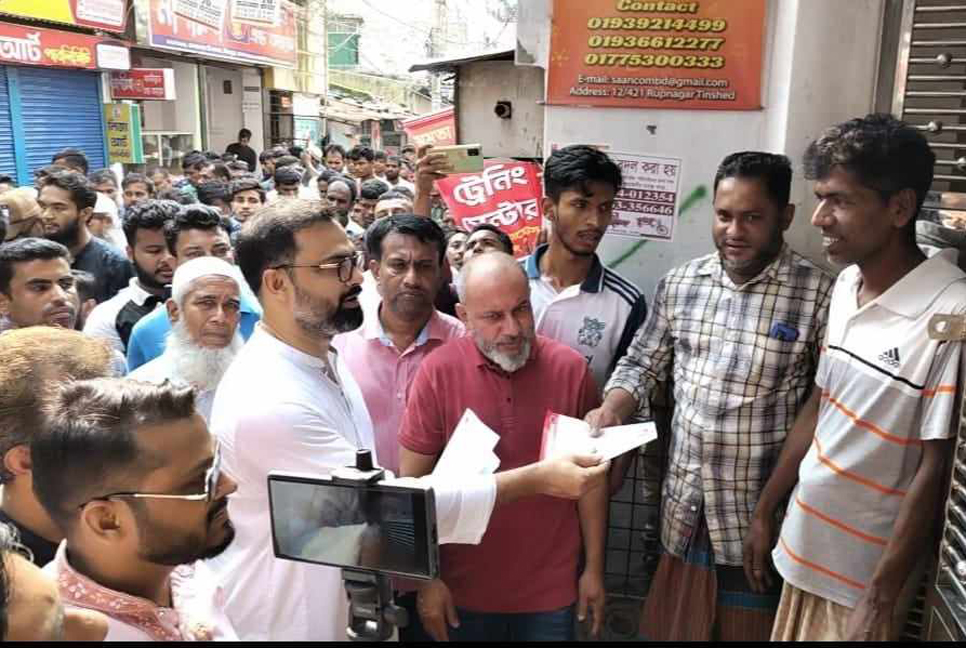 ডেঙ্গু প্রতিরোধে বাসায় বাসায় গিয়ে লিফলেট বিতরণ করলেন আমিনুল 

