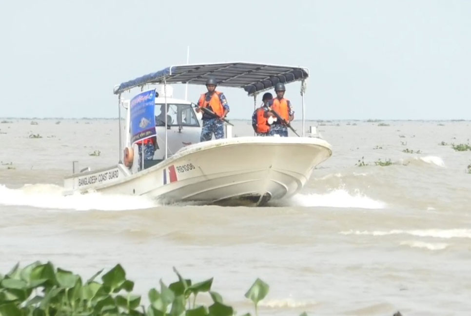 ভোলার নদীতে মাছ ধরায়
 নিষেধাজ্ঞা বাস্তবায়নে আইনশৃঙ্খলা বাহিনীর টহল 