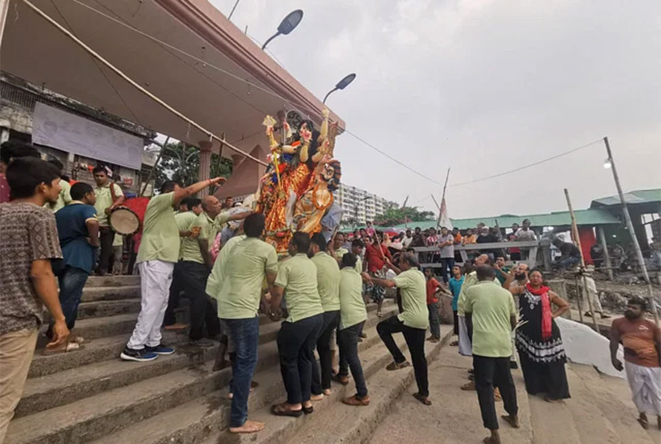 বুড়িগঙ্গায় চলছে প্রতিমা বিসর্জন