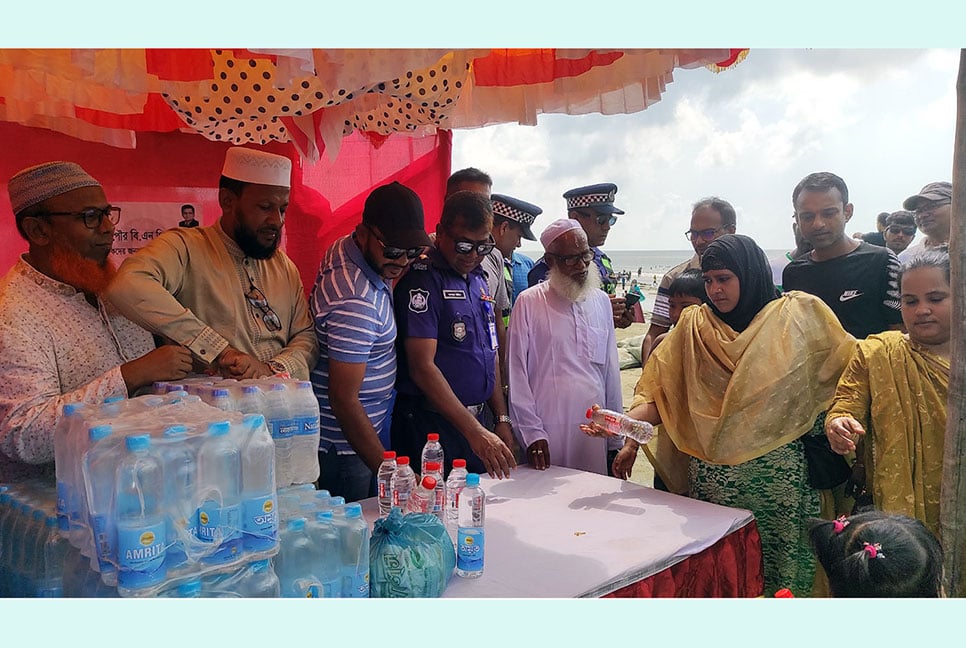 কুয়াকাটায় পর্যটকদের মাঝে সুপেয় পানি বিতরণ বিএনপির