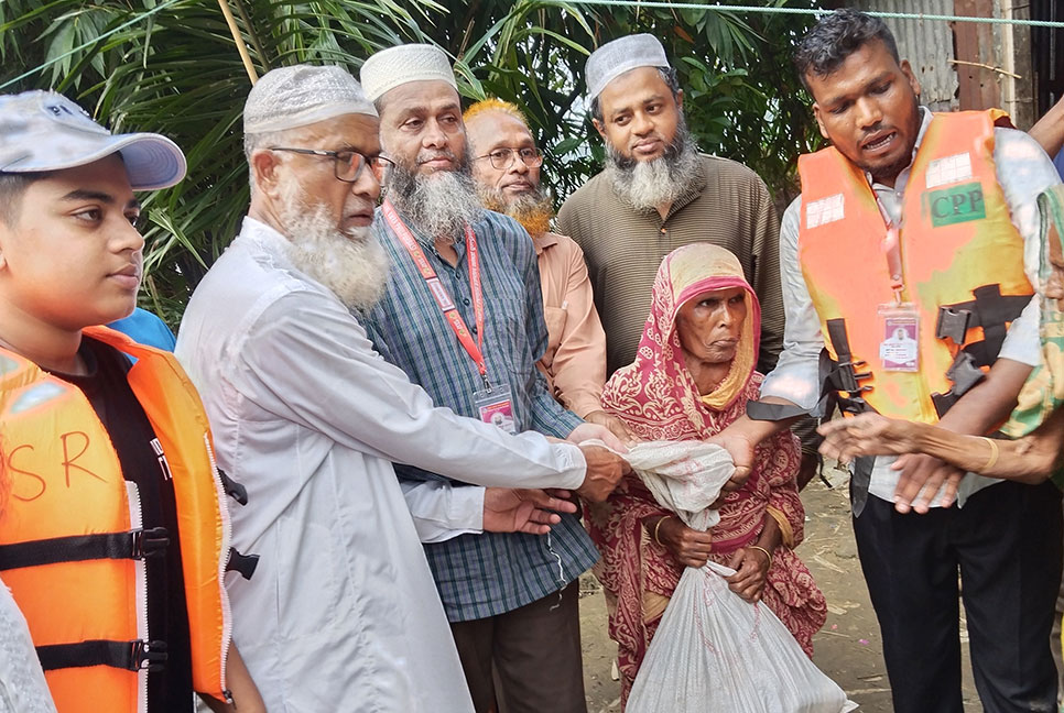 ফুলপুরে বন্যার্তদের মাঝে ত্রাণ সামগ্রী বিতরণ