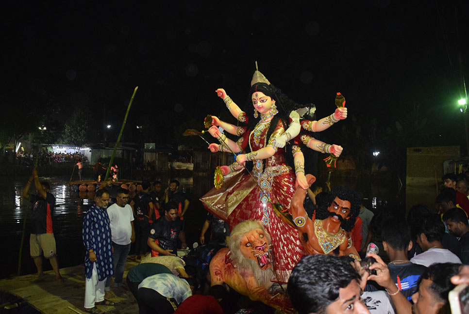 রংপুরে শ্যালো দিয়ে পুকুরে পানি, বিসর্জনে শেষ হলো দুর্গোৎসব