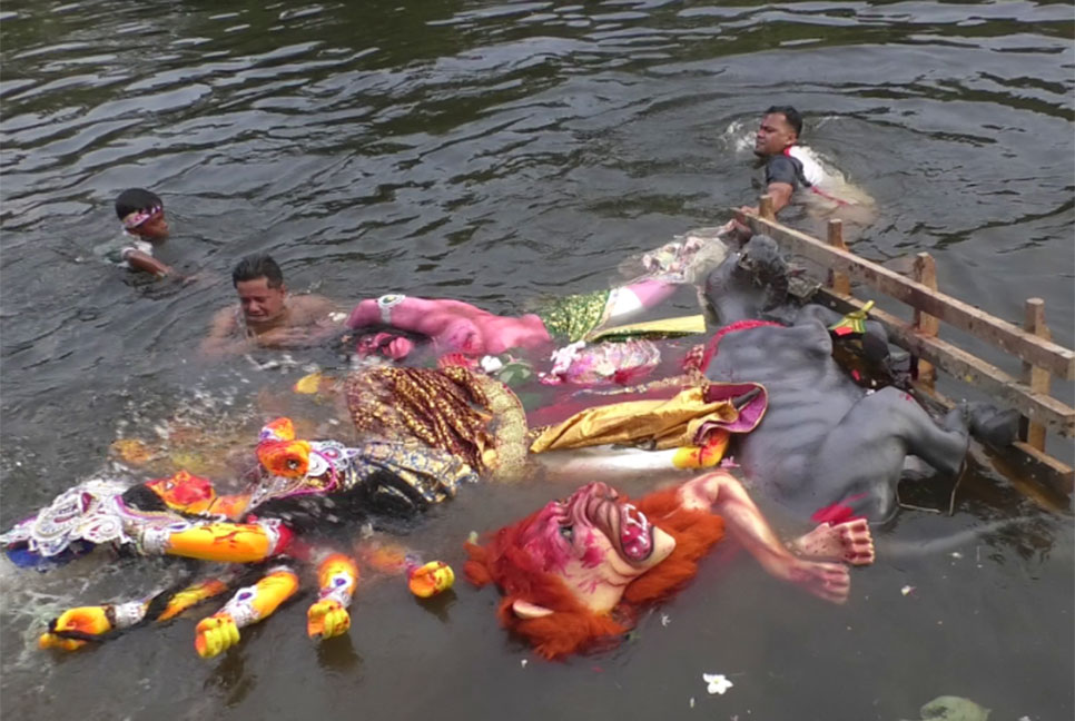 লক্ষ্মীপুরে প্রতিমা বিসর্জনে শেষ হলো শারদীয় দুর্গোৎসব