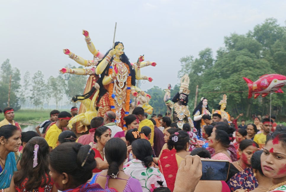 টাঙ্গাইলে বিজয়া দশমীর মেলায় দর্শনার্থীদের ভিড়