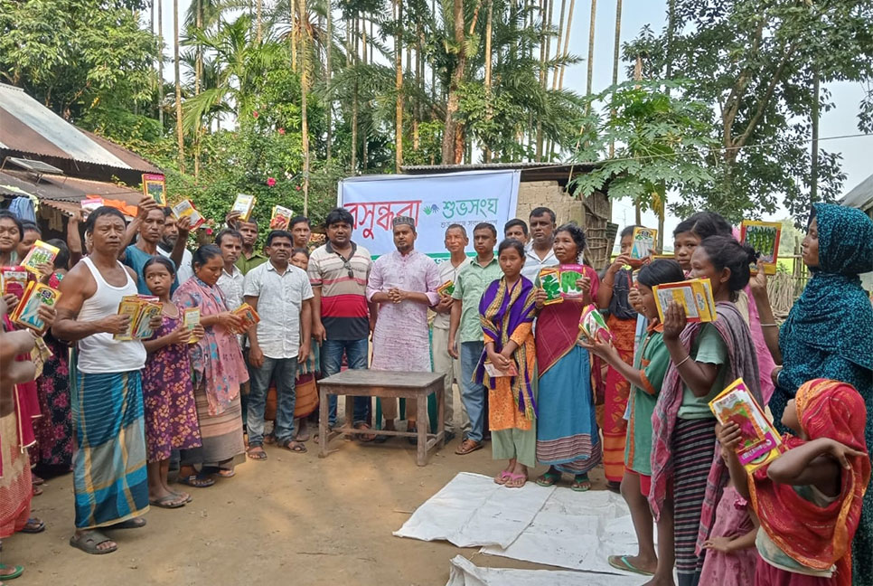 ‘বন্যায় সব ভাসাইয়া লইয়া গেছে’