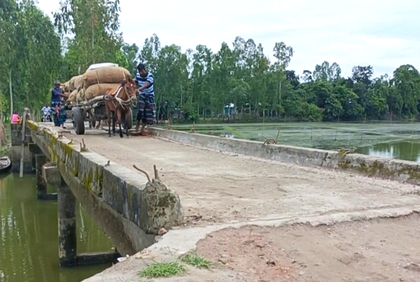 ভাঙা সড়ক ও ঝুঁকিপূর্ণ ব্রিজে লাখো মানুষের ভোগান্তি