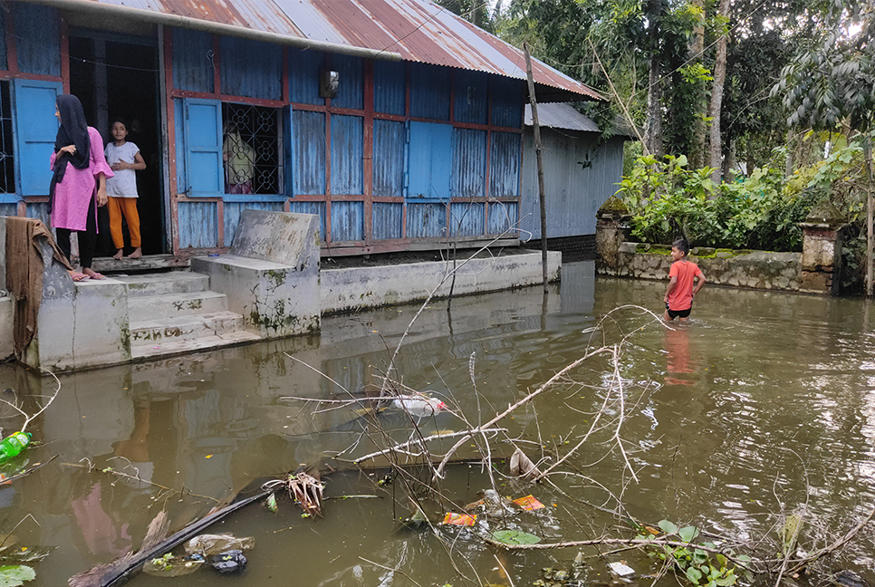 নোয়াখালীতে অবৈধভাবে খাল দখল, পানিবন্দি লাখো মানুষ