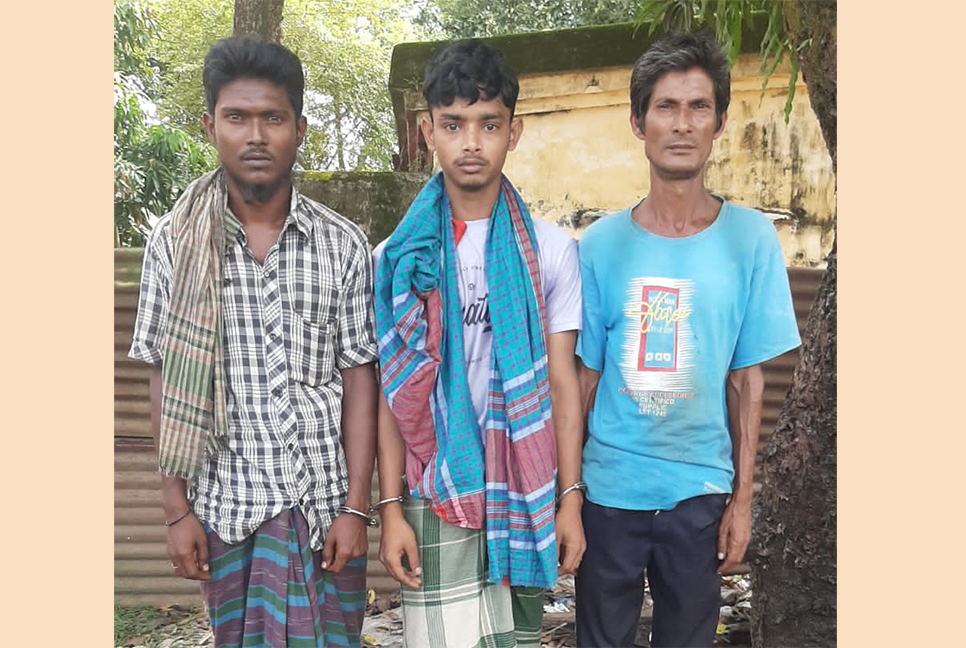 রেলওয়ে স্টেশন এলাকায় গাঁজা সেবনের সময় আটক ৩