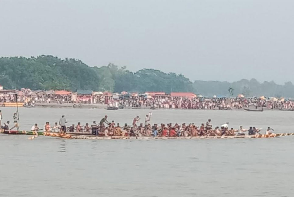 মধুমতি নদীতে নৌকাবাইচ দেখতে মানুষের ঢল