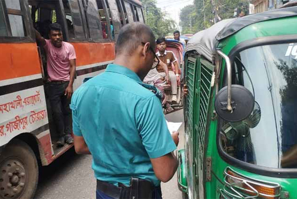 রাজধানীতে ট্রাফিক আইন লঙ্ঘনে ৪৭ লাখ টাকা জরিমানা