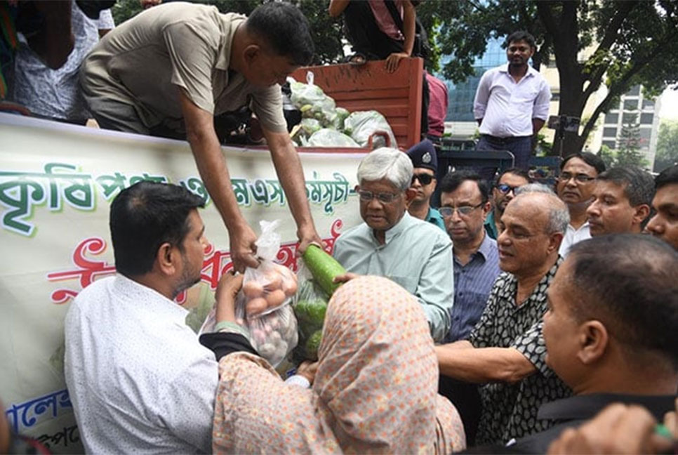 সূলভ মূল্যে ভোক্তা পাবে ১০ কৃষি পণ্য : বাণিজ্য উপদেষ্টা