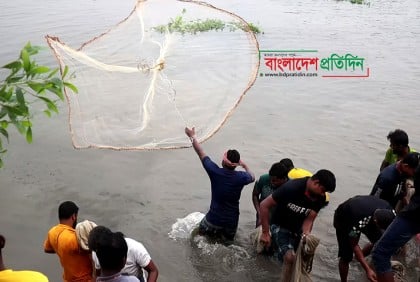 বুড়ির বাঁধে মাছ ধরার উৎসব, মানুষের ঢল