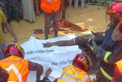 ঘাতক ট্রাক কেড়ে নিলো একই পরিবারের চার প্রাণ

