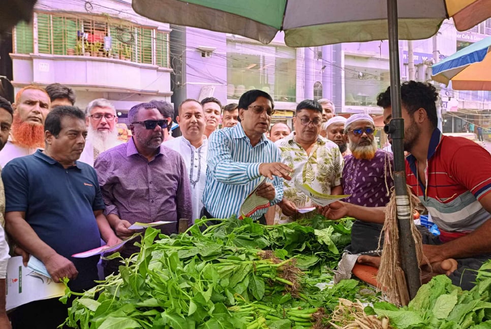 ডেঙ্গু সতর্কতায় ডেমরায় লিফলেট বিতরণ বিএনপি নেতা নবী উল্লাহ নবীর