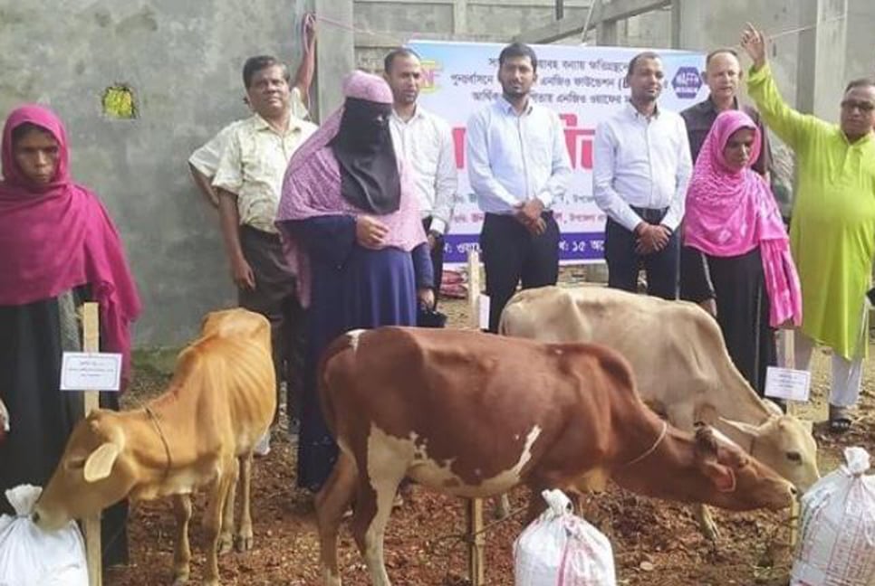 বন্যায় ক্ষতিগ্রস্ত ১০ পরিবারকে গবাদিপশু সহায়তা