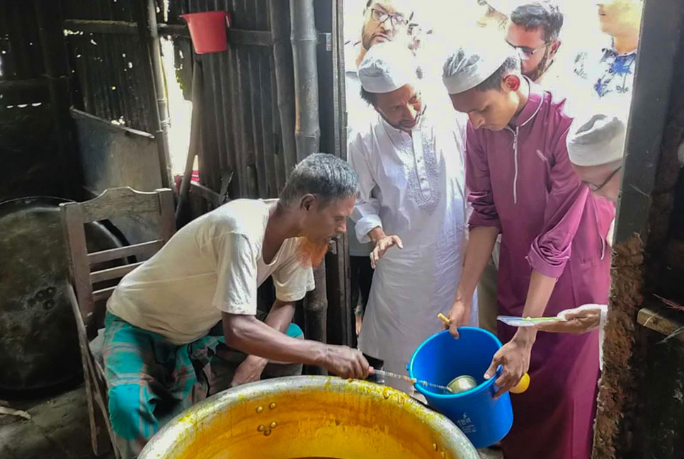 সিরাজগঞ্জে ৮ শতাধিক মাদ্রাসার ছাত্র-
শিক্ষকদের খাওয়ালেন বিএনপি নেতা 