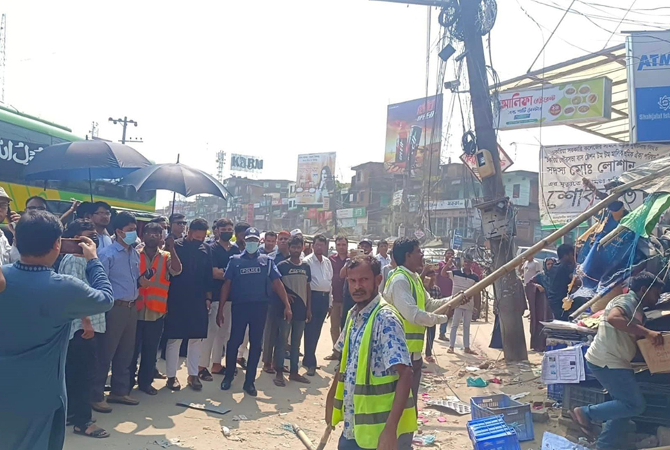 চকরিয়ায় পৌরশহরকে যানজটমুক্ত করতে প্রশাসনের অভিযান